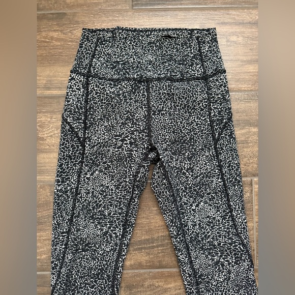 Lululemon Black and White Patterned High Rise Leggings Athleisure Workout Active - Picture 2 of 5